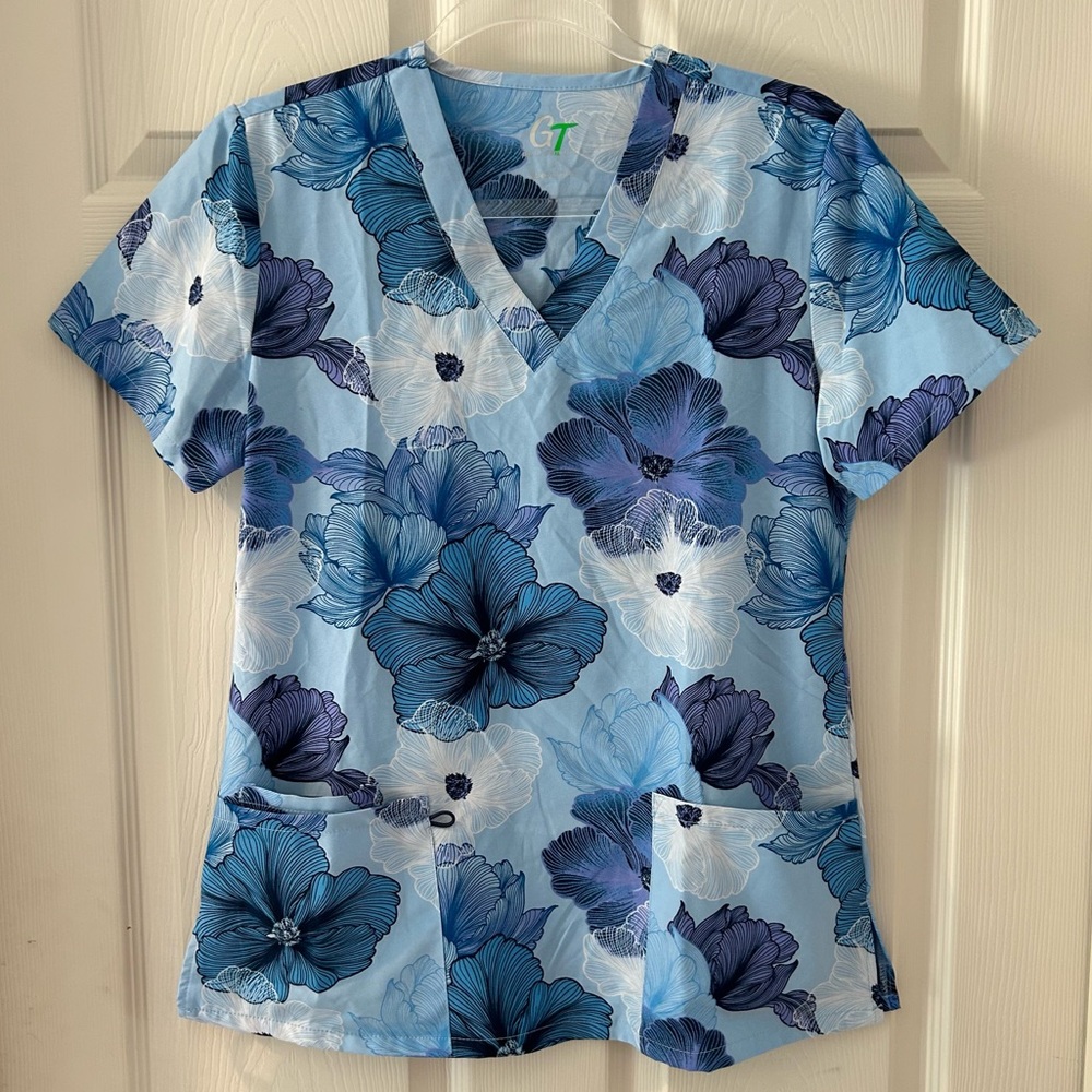 GT Floral V-Neck Scrub Top - Light Blue Floral
